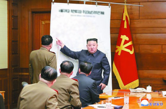 북한은 지난 4월 10일 김정은 국무위원장 주재로 노동당 중앙군사위원회 확대회의를 열어 전쟁억제력의 공세적 확대를 위한 방안을 논의했다. 당시 조선중앙통신은