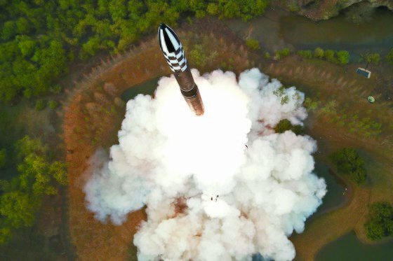 북한은 지난달 13일 김정은 국무위원장의 지도 하에 고체연료를 사용한 새로운 대륙간탄도미사일ICBM 화성포-18형화성-18형을 발사했다고 14일 당 기관지 노동신문이 보도했다. 신문은 시험발사를 통해