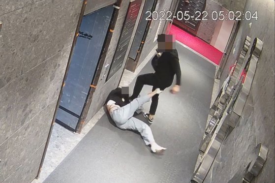 지난해 5월 22일 부산 부산진구의 한 오피스텔 입구에서 30대 남성 A씨가 피해자 B씨의 머리를 발로 차 쓰러트린 뒤 재차 공격하고 있다. [사진 로펌 빈센트]