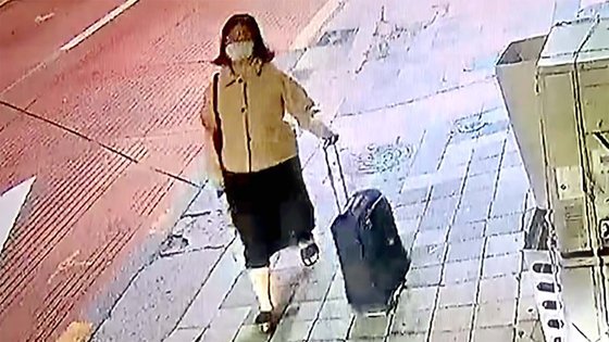 온라인 과외 앱으로 만난 20대 여성을 살해한 정유정23이 시신을 담을 여행용 가방을 끌며 피해자의 집으로 향하는 모습이 담긴 폐쇄회로CCTV 영상이 공개됐다. 사진 KBS 캡처