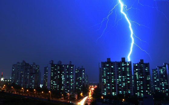 2020년 8월 대전 도심에 천둥과 번개를 동반한 시간당 30mm 안팎의 강한 비가 내린 가운데 아파트 피뢰침에 번개가 떨어지는 모습. 김성태 기자