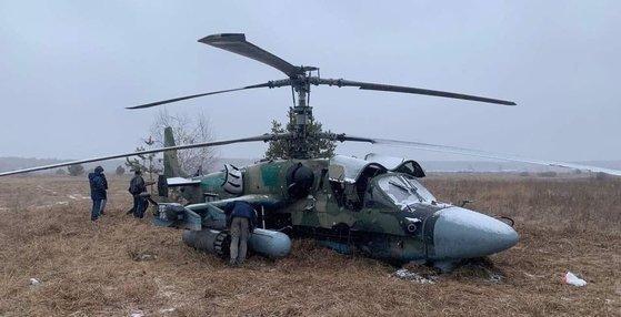 우크라이나에서 추락한 러시아 Ka-52 앨리게이터 공격헬기. Militarnyi