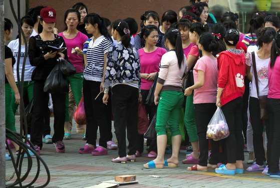 지난 2017년 9월 중국 길림성 훈춘시의 의류공장에서 일하는 북한 노동자들. AP=연합뉴스