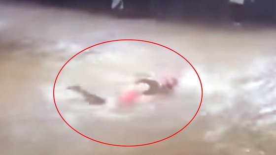서울 남부에 물폭탄이 쏟아진 가운데 온라인상에서 신림동 펠프스라고 불리며 퍼지고 있는 영상 화면. [사진 유튜브 캡처]