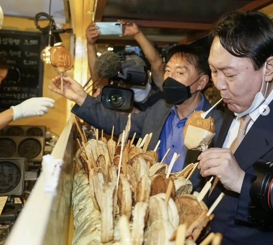 2021년 9월 당시 대선 후보였던 윤석열 대통령이 경주 황리단길 한 가게를 찾아 십원빵을 시식하고 있다. 사진 십원빵 인스타그램