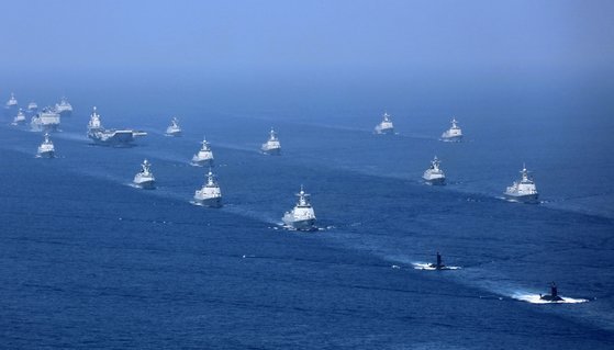2018년 4월 12일 중국 인민해방군 해군의 항공모함인 랴오닝함이 호위함과 잠수함과 함께 항해 중인 장면. 신화ㆍAP=연합