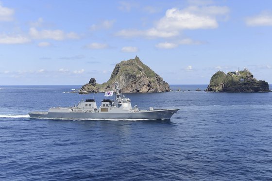 2019년 8월 25일 독도에서 열린 영토수호훈련에서 해군의 이지스 구축함인 세종대왕함이 항해하고 있다. 세종대왕함은 세계 최고의 구축함으로 꼽힌다. 해군