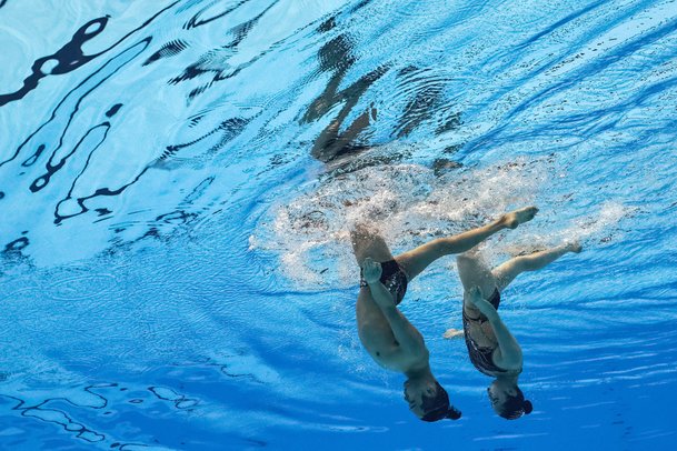 16日に日本の福岡で開催された世界水泳選手権のアーティスティックスイミングメドレーデュエットテクニカル決勝で、ピョン・ジェジュン選手（左）とキム・ジヘ選手が素晴らしい演技を披露した。ロイター＝聯合ニュース 