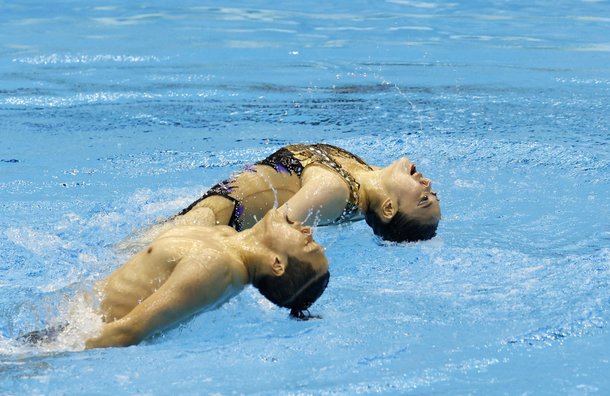 16日に日本の福岡で開催された世界水泳選手権のアーティスティックスイミングメドレーデュエット技術決勝で、ピョン・ジェジュン選手（下）とキム・ジヘ選手が素晴らしいハーモニーを奏でている。ロイター＝聯合ニュース