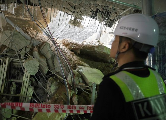 국토안전관리원 관계자가 지난달 인천시 서구 검단의 아파트 지하주차장 붕괴 현장을 살피고 있다. 뉴스1