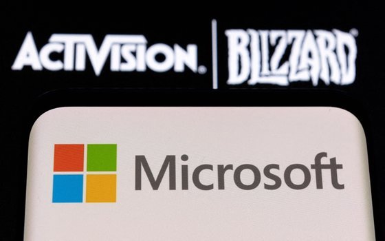 FILE PHOTO: Microsoft logo is seen on a smartphone placed on displayed Activision Blizzard logo in this illustration taken January 18, 2022. REUTERS/Dado Ruvic/Illustration/File Photo  〈저작권자c 연합뉴스, 무단 전재-재배포 금지〉