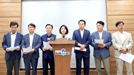 31일 충북도의회 민주당 의원들이 기자회견을 열고 지난 15일 발생한 오송참사와 관련, 김영환 충북지사의 행적에 의혹을 제기하고 있다. 신진호 기자