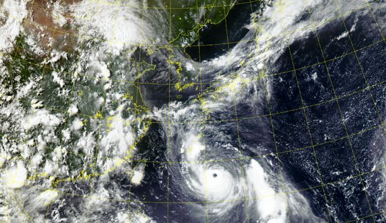 천리안 위성이 촬영한 31일 오후 6시 30분 태풍 카눈의 모습. 중국 동남부와 일본 서남부 해상에서 북서진 중이다. 사진 기상청 기상위성센터