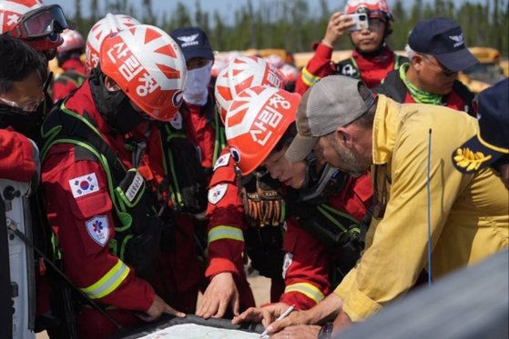 캐나다에서 산불 진화 활동을 하고 있는 한국 구호대. 사진 외교부