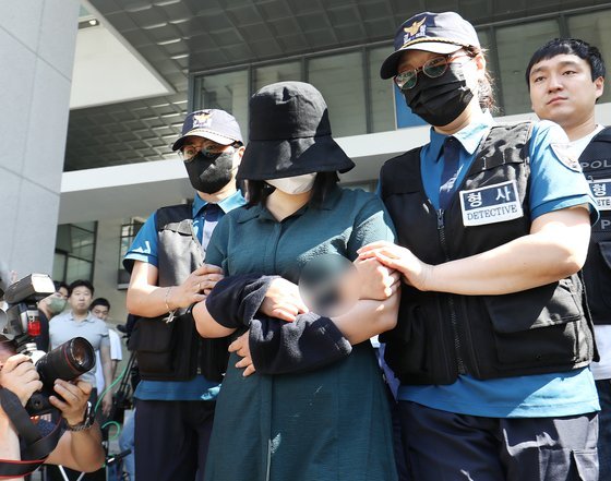 온라인 과외 앱을 통해 처음 만난 또래 여성을 살해한 뒤 시신을 훼손·유기한 혐의로 구속된 정유정23이 6월 부산 동래경찰서에서 검찰로 송치되고 있다. 뉴스1