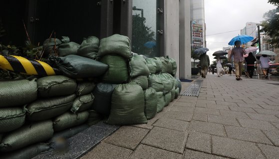 서울 전역에 호우주의보가 발효된 지난달 상습 침수 구역인 서울 강남역 인근의 한 건물 입구에 침수 대비를 위한 모래 주머니가 놓여 있다. 뉴스1