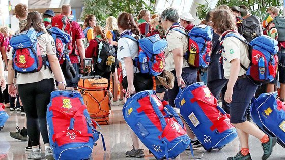 12일간의 여정을 마친 세계스카우트 잼버리 대원들이 13일 인천국제공항에서 출국을 위해 이동하고 있다. 뉴스1