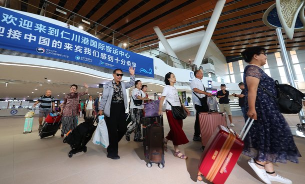 한중 국제여객선 여객 운송이 재개된 12일 인천항 국제여객터미널에 입국한 중국인 관광객들이 이동하고 있다. 연합뉴스