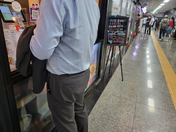 박원38씨의 출근길은 도착역인 서울 지하철 2호선 을지로입구역에서 커피 한 잔을 주문한 뒤 가져가도 22분 12초 밖에 걸리지 않는다. 김홍범 기자