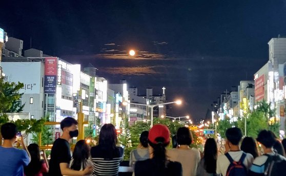 수퍼 블루문이 뜬 31일 오후 경기 고양시 일산서구의 한 거리에서 시민들이 달을 감상하고 있다.연합뉴스
