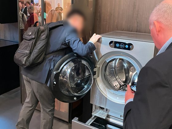 3일현지시간 중국인 관람객으로 보이는 인물이 LG전자의 신형 세탁건조기 제품을 살펴보며 촬영하고 있다. 고석현 기자