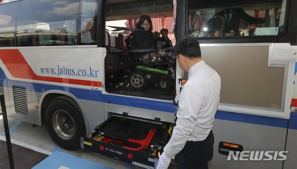 2019년 10월 28일 전동 휠체어를 탄 시민이 서울고속버스터미널에서 휠체어 탑승 설비를 장착한 고속버스에 탑승해 출발을 기다리고 있다. 뉴시스