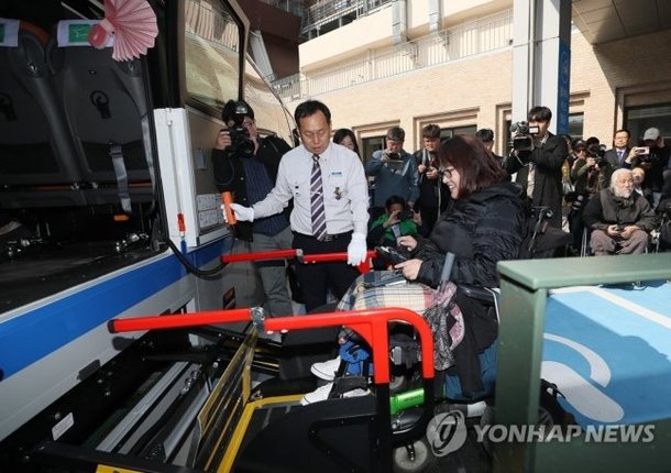 2019년 10월 28일 휠체어 탑승설비를 갖춘 고속버스가 첫 시범운행을 시작했다. 연합뉴스