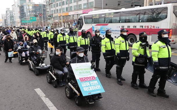 전장연 회원들이 지난 1월 서울 남부터미널 인근에서 시외버스 이동권 보장을 요구하며 행진하고 있다. 여합뉴스