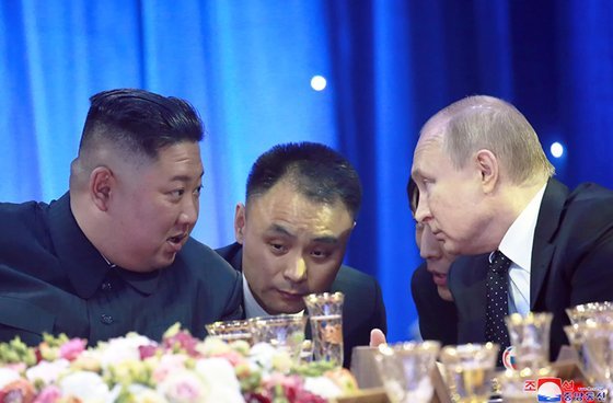 김정은 북한 국무위원장과 블라디미르 푸틴 러시아 대통령이 2019년 4월 25일 단독 및 확대정상회담 직후 러시아 측이 마련한 연회에서 담소를 나누는 모습. 조선중앙통신, 연합뉴스