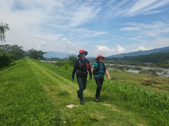 지인과 함께 섬진강 자전거길 구례 구간을 걷고 있는 김씨오른쪽. 김영주 기자
