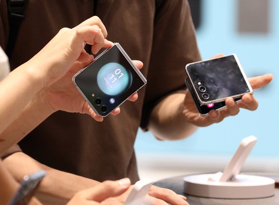 지난 7월 서울 마포구 삼성스토어 홍대에서 시민들이 삼성전자의 새로운 폴더블폰 갤럭시 Z플립5를 체험하고 있다. 뉴스1