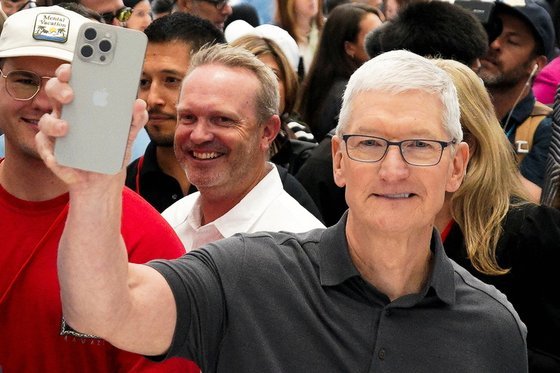 팀 쿡 애플 최고경영자CEO가 12일현지시간 미국 캘리포니아주 쿠퍼티노에 있는 애플 본사에서 새 아이폰 15 프로를 들어 보이고 있다. 로이터=연합뉴스