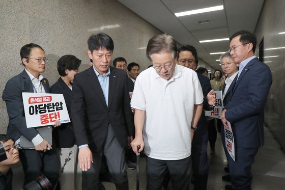 이재명 더불어민주당 대표가 지난 15일 서울 여의도 국회에서 당대표실로 향하고 있다. 뉴시스