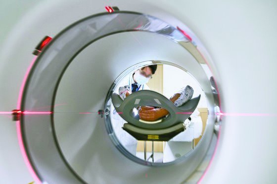 한 대학병원 의료진이 MRI 검사를 시작하기 전 환자에게 주의사항을 설명하고 있다. [중앙포토]