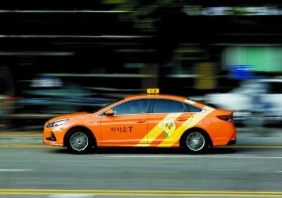 카카오T 블루 택시가 도로를 달리고 있다. 사진 연합뉴스