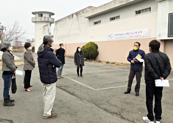 장흥교도소 앞에서 체험프로그램 설명회를 갖는 모습. 사진 장흥군
