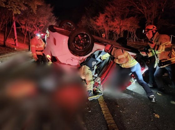 19일 오후 5시 55분쯤 대구 동구 신용동 팔공산 파계사에서 동화사로 가는 내리막길에서 승용차가 차도와 인도를 구분하는 연석을 들이받는 사고가 발생했다. 사진 대구소방본부