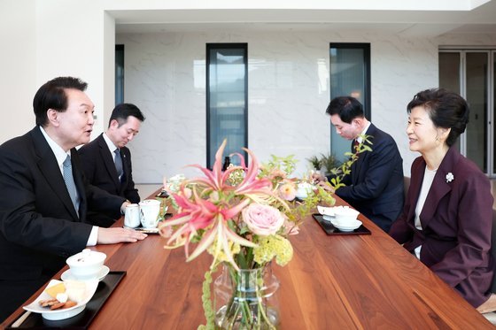 윤석열 대통령이 지난 7일 대구 달성군 박근혜 전 대통령 사저에서 박 전 대통령을 만나 대화를 나누고있다. 사진 대통령실 제공