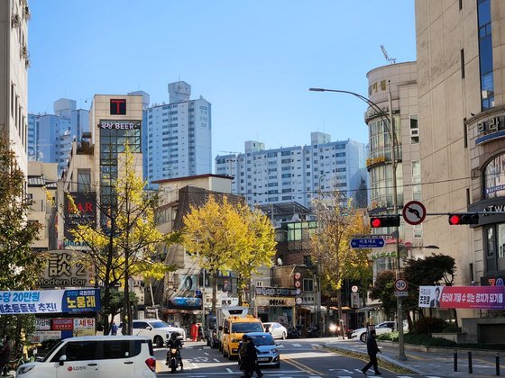 20일 서울 마포구 도화동에 내걸린 시대전환 정당 현수막. 서울 마포갑 현역 의원인 노웅래 민주당 의원 현수막과 조정훈 의원 현수막이 마주보고 걸려 있다. 김기정 기자