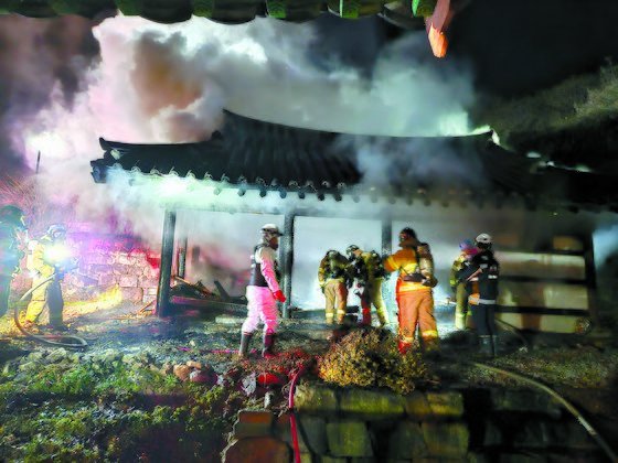보호 장구를 착용한 소방대원들이 칠장사에서 발생한 화재를 진압하고 있다. 사진 경기일보