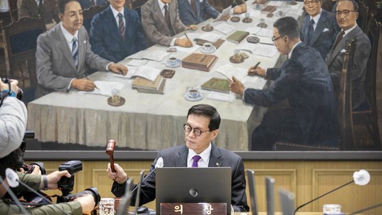 이창용 한국은행 총재가 30일 서울 중구 한국은행에서 열린 금융통화위원회에서 의사봉을 두드리고 있다. 사진공동취재단