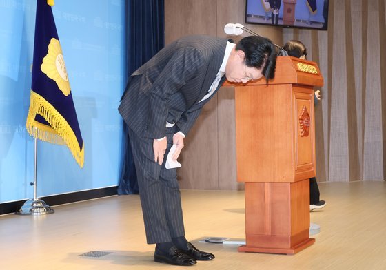 국민의힘 장제원 의원이 12일 국회 소통관에서 22대 총선 불출마 선언 기자회견을 마치며 인사하고 있다. 연합뉴스