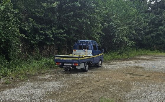 10대 두 자녀를 살해한 뒤 극단선택을 시도한 친부 이모50대씨 트럭. 지난 8월 28일 경남 김해시 생림면 한 야산에서 발견됐다. 사진 독자