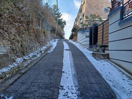 20일 오전 서울 중구 필동로 8길. 열선이 설치된 곳은 전날 내린 눈이 녹아 없어져 있다. 오삼권 기자