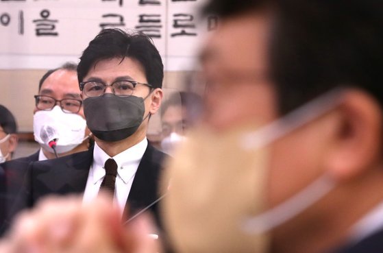 2022년 12월 7일 국회 법사위에 참석한 한동훈 장관이 김의겸 민주당 의원을 바라보고 있다. 뉴스1