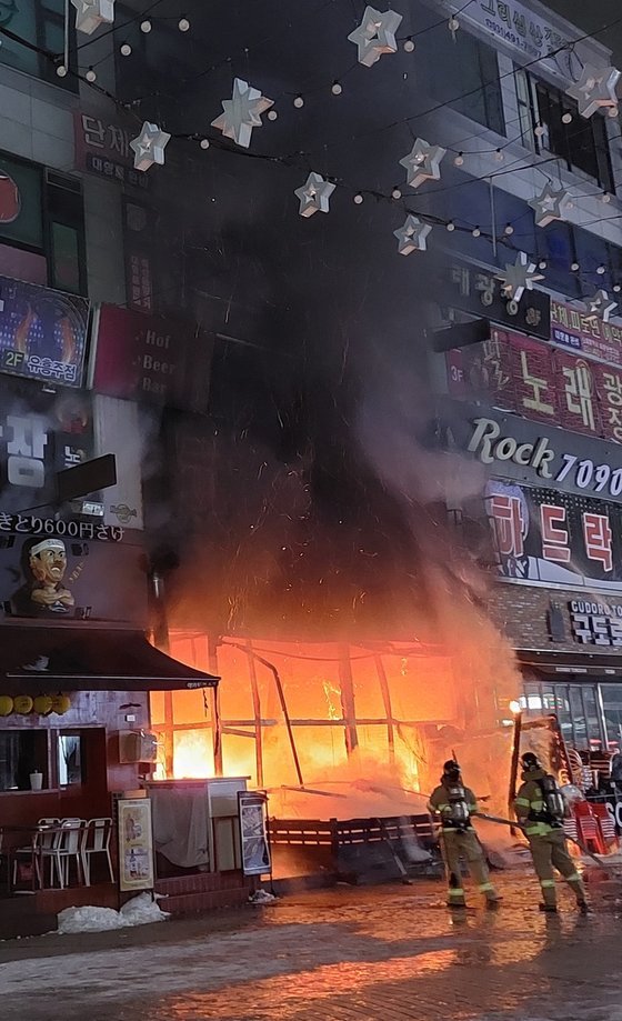 26일 새벽 4시 12분 경기도 안산시 단원구의 한 5층짜리 상가 건물 1층 음식점에서 화재가 발생했다. 사진 경기도소방재난본부