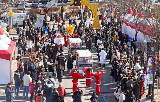 크리스마스이브인 지난 24일 2023 임실산타축제가 열린 전북 임실군 치즈테마파크에 인파가 북적이고 있다. 뉴스1