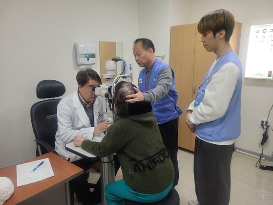 지난달 24일 안과 전문의 정근 그린닥터스 이사장이 국제진료소를 방문한 외국인 환자를 진료하고 있다. [사진 그린닥터스]