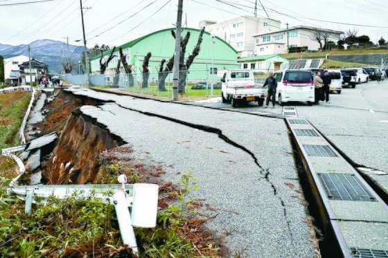 1일 오후 이시카와현 와지마시의 포장도로가 이사카와현 해역에서 발생한 규모 7.6 지진 여파로 갈라져 있는 모습. AFP=연합뉴스