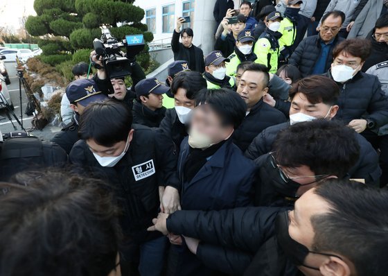 이재명 더불어민주당 대표를 흉기로 피습한 피의자가 2일 오후 부산강서경찰서에서 부산경찰청으로 이송되고 있다. 뉴스1